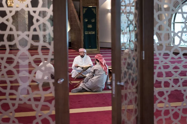 Olvassa Koránt Ramadán Napján Koránt Olvasó Fiatal Muzulmánok Csoportja Mecsetben — Stock Fotó