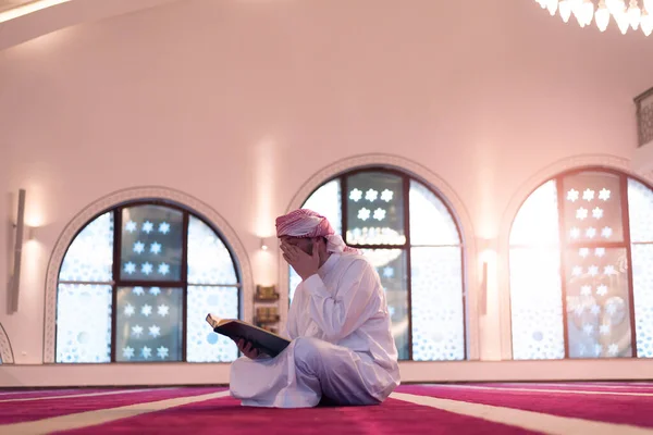 Przeczytaj Koran Dniu Ramadanu Młody Muzułmanin Czyta Koran Meczecie — Zdjęcie stockowe