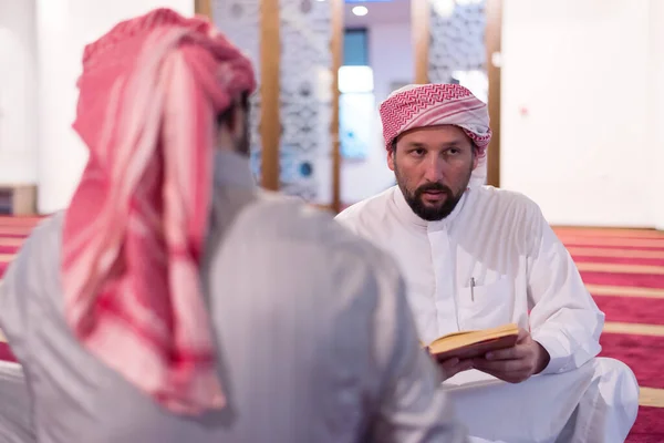 Прочитайте Корану День Рамадана Двоє Молодих Мусульман Читають Разом Мечеті — стокове фото