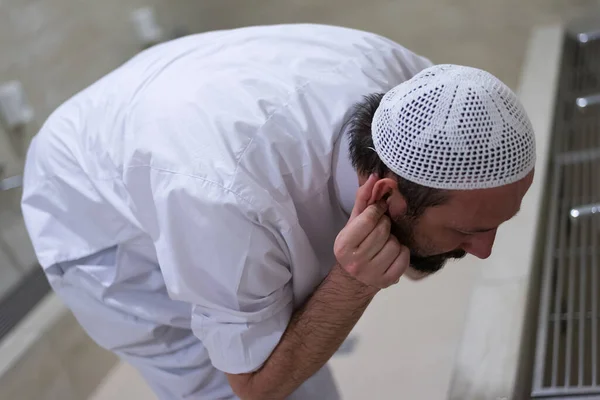 Człowiek Muzułmanin Wykonuje Ablucję Lub Wudu Meczecie Mycie Przed Modlitwą — Zdjęcie stockowe