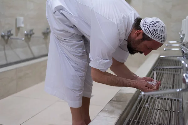 男子穆斯林在清真寺进行洗浴或乌杜 祷告前洗手 — 图库照片