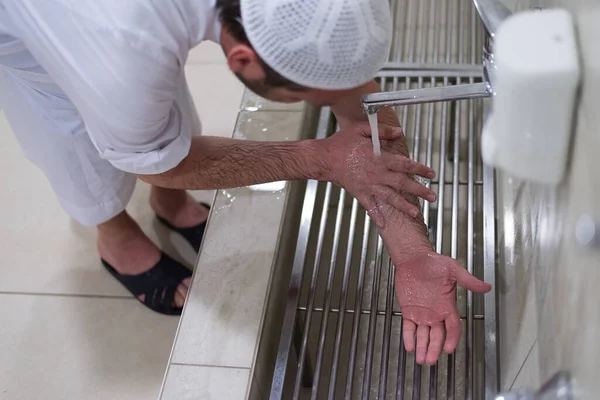 Άνθρωπος Μουσουλμάνος Εκτελεί Έκπλυση Wudu Στο Τζαμί Πλύσιμο Πριν Προσευχή — Φωτογραφία Αρχείου