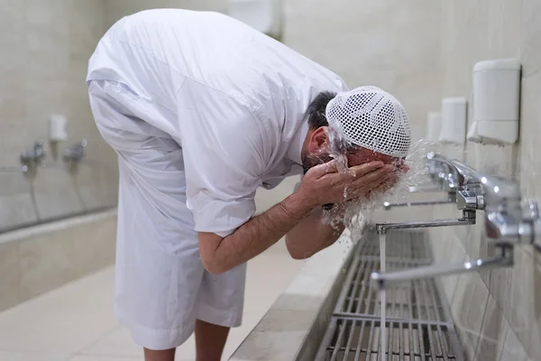 Uomo Musulmano Eseguire Abluzione Wudu Presso Moschea Lavarsi Prima Pregare — Foto Stock