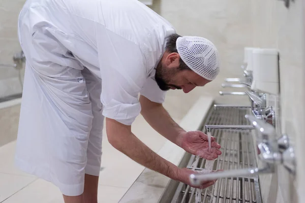 Άνθρωπος Μουσουλμάνος Εκτελεί Έκπλυση Wudu Στο Τζαμί Πλύσιμο Πριν Προσευχή — Φωτογραφία Αρχείου