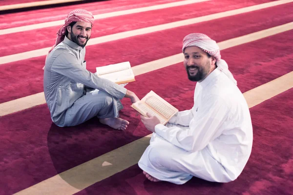Przeczytaj Koran Dniu Ramadanu Dwóch Młodych Muzułmanów Czytających Razem Koran — Zdjęcie stockowe