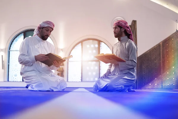 Leia Alcorão Dia Ramadã Dois Jovens Muçulmanos Lendo Alcorão Juntos — Fotografia de Stock