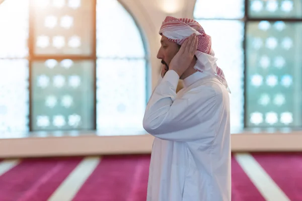 Іслам Релігія Молитва Чоловіка Мусліма Мечеті Рамадані Духовну Віру — стокове фото