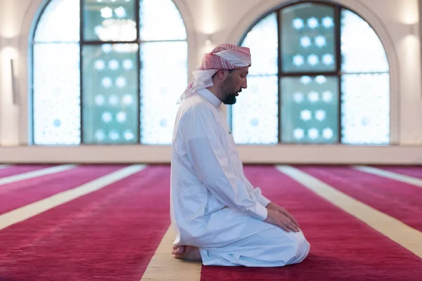 Islám Náboženství Modlitba Muslimského Muže Mešitě Ramadánu Pro Duchovní Víru — Stock fotografie
