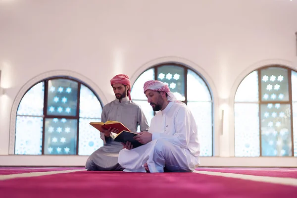 Přečti Korán Den Ramadánu Dva Mladí Muslimové Čte Korán Společně — Stock fotografie