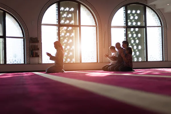 Ραμαζάνι Προσεύχεται Ισλαμική Ιδέα Σαλάχ Προσκύνησε Και Προσευχήσου Ισλαμικούς Φίλους — Φωτογραφία Αρχείου
