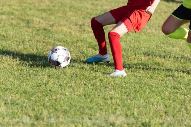 Spor takımı, kız futbol ve turnuvada topa vurmak. Futbol, müsabaka ve atletik genç bayan grubu çimenlerde oyun oynuyor.