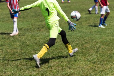 Koşu, takım çalışması ve çocuklarla spor ve futbol sahada antrenman, yarışma ve spor