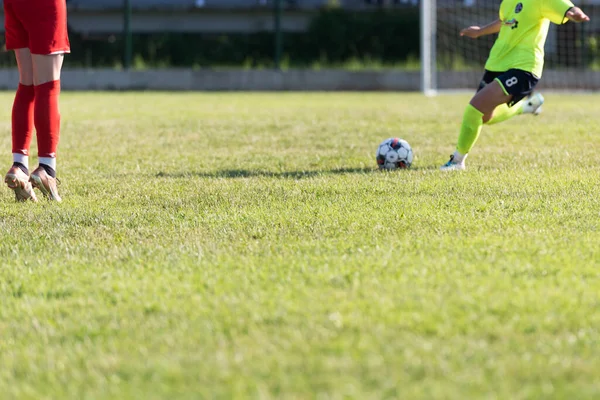 スポーツチーム 女子サッカー トーナメントでフィールドでキックボール サッカー 運動女性ティーン グループ芝生でゲームをプレイ ストック画像