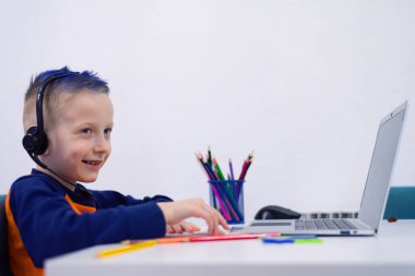 E-Eğitim Uzaklık Öğrenimi, Ev Eğitimi. Çocuk uzaktan öğrendiği için mutlu..