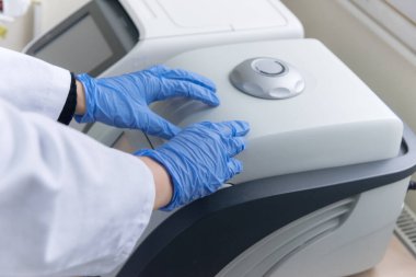 Modern genetik laboratuvarında test analizi için mikro pipeti kullanan bir araştırmacı.