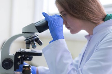 Modern genetik laboratuvarında test analizi için mikro pipeti kullanan bir araştırmacı.