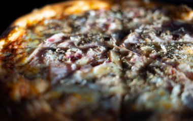 Tahta masada servis edilen İtalyan karışık pizzasına yakın çekim