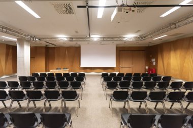 Büyük Konferans Salonu 'nda boş sandalyeler ya da İş Zirvesi