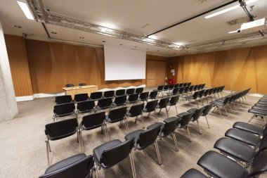 Büyük Konferans Salonu 'nda boş sandalyeler ya da İş Zirvesi