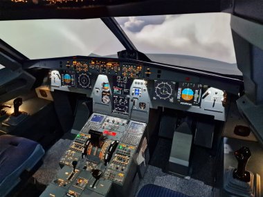 Pilotların eğitimi için gerçek uçuş hidrolik simülatörü.