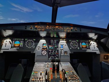 Pilotların eğitimi için gerçek uçuş hidrolik simülatörü.