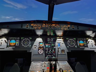 Pilotların eğitimi için gerçek uçuş hidrolik simülatörü.