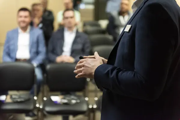 Männlich Business Coach Sprecher Anzug Geben Präsentation Sprecher Moderator Beratung Stockfoto