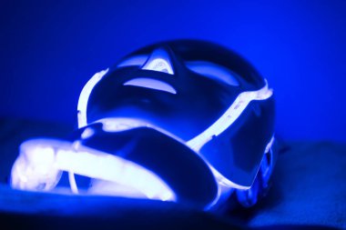 Kadının yüzündeki Fotodinamik Tedavi yüz maskesi