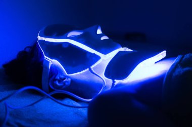 Kadının yüzündeki Fotodinamik Tedavi yüz maskesi