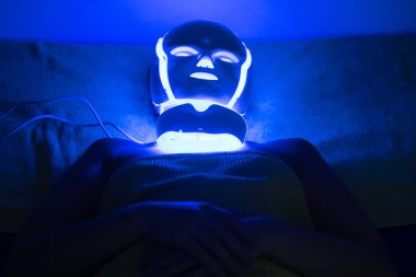 Kadının yüzündeki Fotodinamik Tedavi yüz maskesi