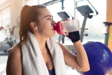 Genç ve güzel bir kadın spor yapıyor. Spor salonunda egzersiz yapıyor.