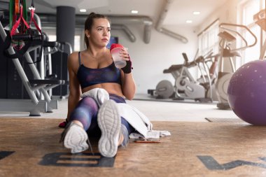 Genç ve güzel bir kadın spor yapıyor. Spor salonunda egzersiz yapıyor.