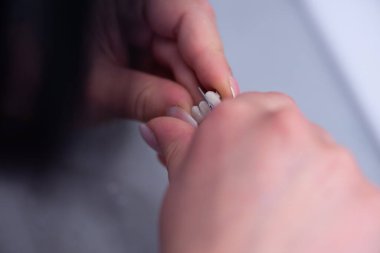 Diş teknisyeni protez laboratuarında diş protezi üzerinde çalışıyor.