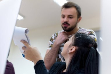 Üniversite Bilim Projesi 'nde birlikte çalışan çok ırklı üniversite öğrencileri