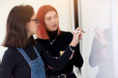 Bir grup üniversite öğrencisi ders sırasında sınıfta. Birliktelik ve eğitim kavramı