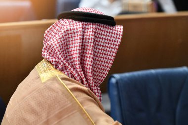 Büyük dünya konferansında geleneksel kılık değiştirmiş Orta Doğulu iş adamı. Modern iş dünyası ve para yatırımı konsepti