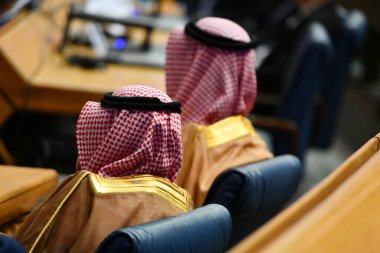 Büyük dünya konferansında geleneksel kılık değiştirmiş Orta Doğulu iş adamları. Modern iş dünyası ve para yatırımı konsepti