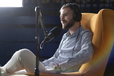 Sosyal medya etkileyicisi veya içerik üreticisi stüdyoda podcast kaydediyor