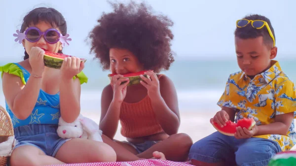 Група Дітей Які Їдять Кавуни Під Час Літніх Канікул Пляжі — стокове фото