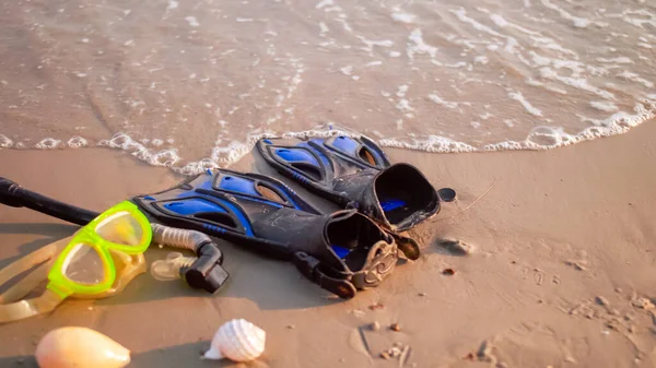 Ocean Waves Crash Mask Snorkeling Fins Beach — Stock Photo, Image