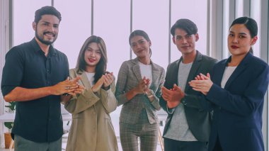 Bir grup meslektaşı tebrik etmek için el çırpıyor. Başarılı bir iş ekibi toplantıda alkışlıyor..