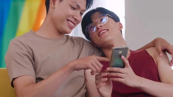 Feliz Gay Asiático Pareja Pasando Tiempo Juntos Sala Estar Casa —  Fotos de Stock