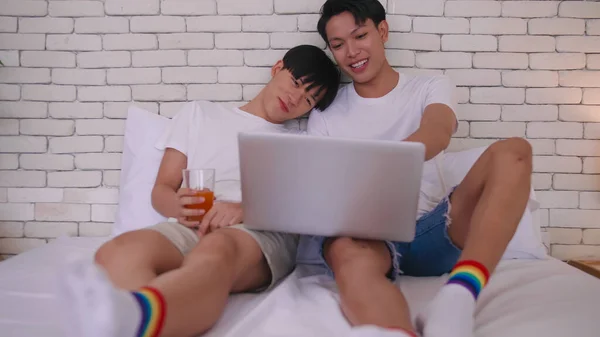 Feliz Gay Ásia Casal Passando Tempo Juntos Cama Casa — Fotografia de Stock