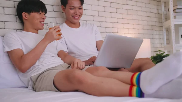 Feliz Gay Asiático Pareja Pasando Tiempo Juntos Cama Casa —  Fotos de Stock