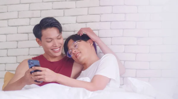 Ευτυχισμένο Ζευγάρι Γκέι Ασιατών Που Περνάνε Χρόνο Μαζί Στο Κρεβάτι — Φωτογραφία Αρχείου