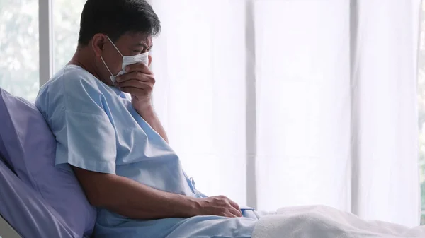 아시아인 노인은 Covid 병원에 마스크를 나이든 환자가 환자의 침대에 있습니다 — 스톡 사진