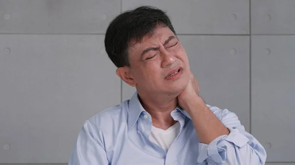 Ásia Idade Homem Com Pescoço Dor — Fotografia de Stock