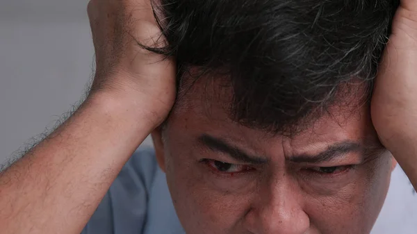 Азиатский Старик Мигренью Человек Испытывает Стресс Беспокойство Поводу Проблем Здоровьем — стоковое фото