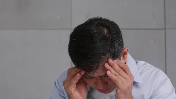 Velho Asiático Com Enxaqueca Homem Sente Estressado Preocupado Com Problemas — Fotografia de Stock