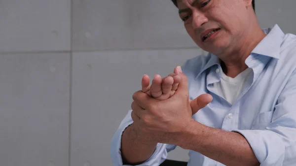 Homem Asiático Tem Formigamento Dormência Sua Mão Que Causa Beribéri — Fotografia de Stock